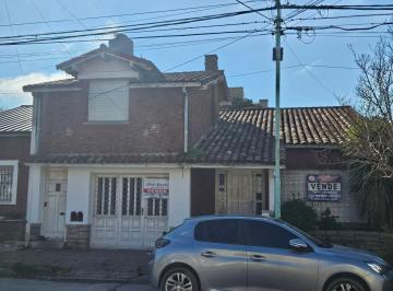 Casa · 156m² · 4 Ambientes · 1 Cochera · Chalet 3 Ambientes + Depertamento 2 Ambientes Para Reciclar en Barrio Chauvin