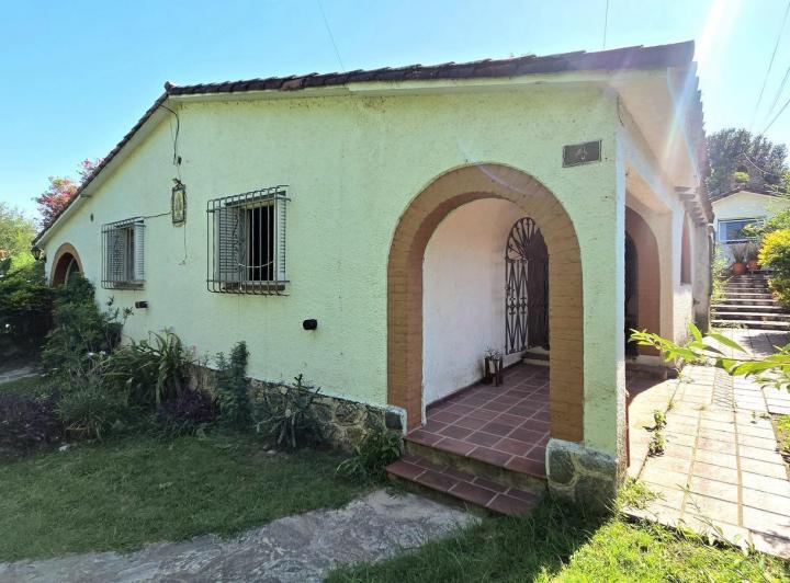 Casa · 1054m² · 6 Ambientes · 1 Cochera