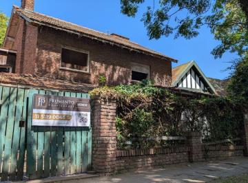Casa · 240ha · 5 Ambientes · 1 Cochera · Casa 5 Ambientes con Jardin en Tigre, a Refaccionar