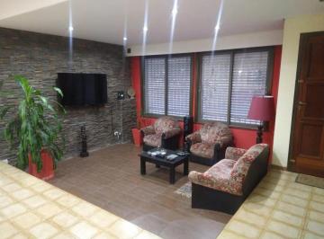 Casa · 350m² · 5 Ambientes · Casa en Venta - 4 Dorm. 6 Baños - 383 m² - Morón