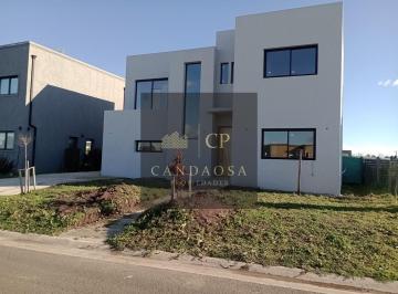 Casa · 194m² · 6 Ambientes · 2 Cocheras · Mmc. Increible Casa en Venta en Santa Elisa, Pde