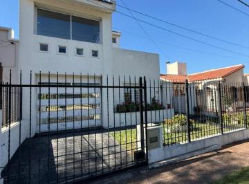 Casa · 252m² · 5 Ambientes · 2 Cocheras · Casa a La Venta Zona Sur