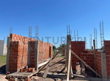 Casa · 118m² · 4 Ambientes · 1 Cochera · Dúplex de 3 Dorm. Frente Al Complejo One – Docta Urbanización