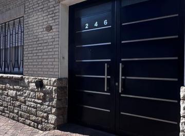 Casa · 216m² · 5 Ambientes · 1 Cochera · Casa Céntrica de Dos Plantas con Quincho! Acepta Permuta