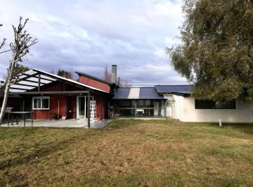 Casa · 208m² · 8 Ambientes · Casa en Venta - 4 Dorm. 2 Baños - Dina Huapi