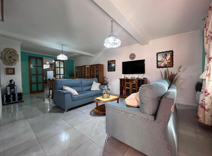 Casa · 220m² · 5 Ambientes · 1 Cochera