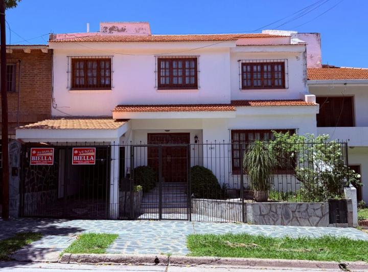 Casa · 320m² · 5 Ambientes · 1 Cochera