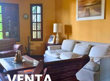 Casa · 294m² · 6 Ambientes · 2 Cocheras · Se Vende Casa en B° Urca