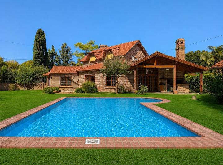 Casa · 200m² · 5 Ambientes · 2 Cocheras