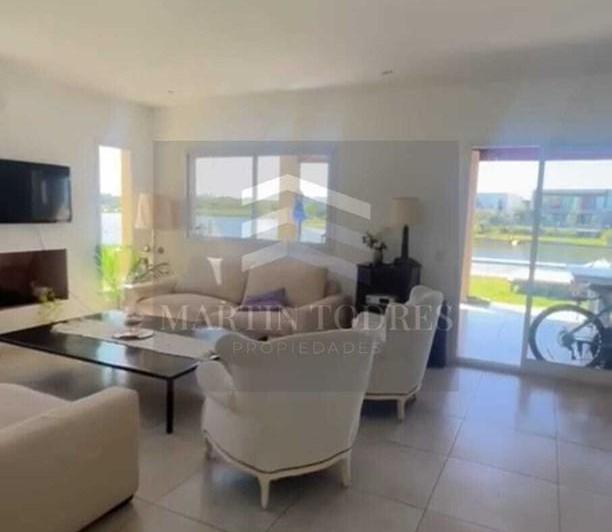 Casa · 240m² · 6 Ambientes · 4 Cocheras