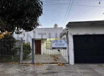 Casa · 146m² · 5 Ambientes · 2 Cocheras · Casa en Venta en 157 E/ 524 y 525 de 3 Dorm. en m. Romero, La Plata