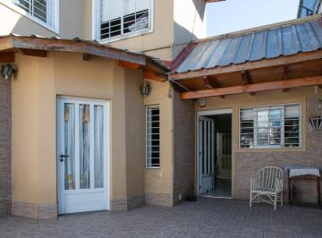 Casa · 170m² · 6 Ambientes · Venta Casa Pasillo Unico, Barrio Triangulo.
