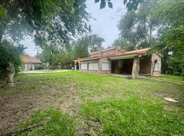 Casa · 257m² · 8 Ambientes · 2 Cocheras · Casa a La Venta en Funes.