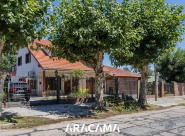 Casa · 360m² · 7 Ambientes · 2 Cocheras · Casa en Venta en Luis Guillon