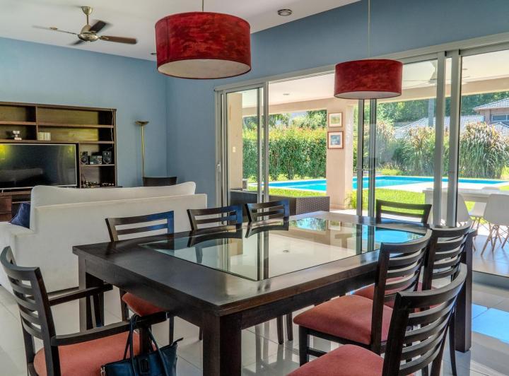 Casa · 280m² · 3 Dormitorios · 2 Cocheras
