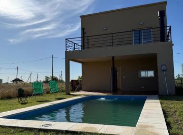 Casa · 90m² · 4 Ambientes · 1 Cochera · Casa 4 Ambientes con Pileta y Parrilla