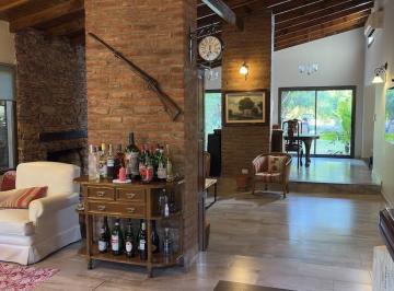 Casa · 198m² · 5 Ambientes · 2 Cocheras · Casa en Venta en Bella Vista Apta Credito