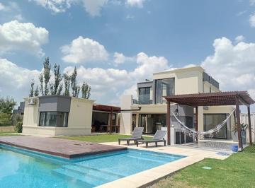 Casa · 165m² · 7 Ambientes · 2 Cocheras · Casa 4 Dorm. con Muelle Propio, Amenities en San Sebastian, Area 9, Zelaya Pilar