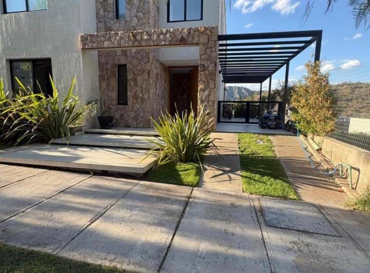 Casa · 240m² · 3 Dormitorios · 2 Cocheras