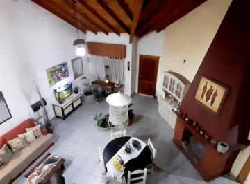 Casa · 146m² · 4 Ambientes · 2 Cocheras · Casa en Venta con Amplio Parque, Apta Crédito