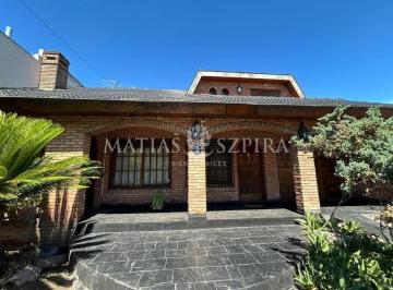 Casa · 243m² · 5 Ambientes · 2 Cocheras · Chalet 5 Ambientes en Castelar Centro