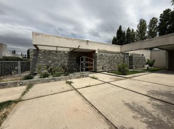 Casa · 245m² · 3 Dormitorios · 2 Cocheras · Venta - Propiedad de Nivel Gerencial en Barrio Cerrado Sol del Valle - C113
