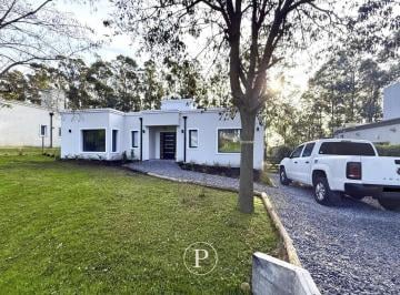 Casa · 139m² · 3 Ambientes · 4 Cocheras · Chalet en Venta Arrancas de San Benito
