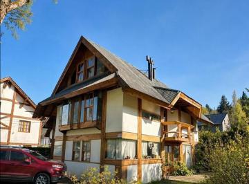 Casa · 220m² · 7 Ambientes · 1 Cochera · Casa de Montaña Luminosa con Vistas y Excelente Ubicación en San Martín de Los Andes