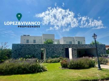 Casa de 7 ambientes, Pilar · Venta – Espectacular Casa Moderna con Vista Al Golf y Laguna!