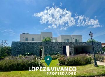 Casa de 7 ambientes, Pilar · Venta – Espectacular Casa Moderna con Vista Al Golf y Laguna!