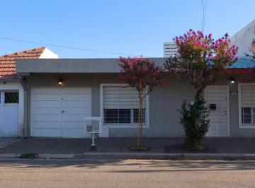 Casa · 174m² · 8 Ambientes · 2 Cocheras · Casa en Venta 3 Dorm. con Parrilla, Patio y Cochera