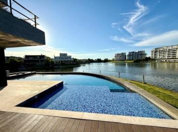 Casa · 537m² · 5 Ambientes · 4 Cocheras · Casa en Venta 4 Dorm. en Suite Al Agua en El Barrio El Golf Nordeta