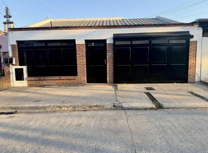 Casa · 300m² · 4 Dormitorios · 2 Cocheras