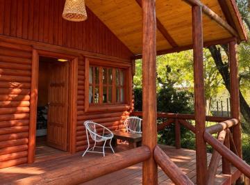 Casa de 4 ambientes, Funes · Cabaña de 2 Dorm. en Funes con Pileta y Amplio Jardín.
