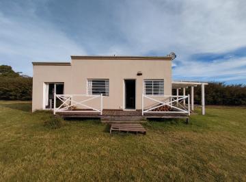 Quinta vacacional · 69m² · 4 Ambientes · 1 Cochera · Venta Casa Quinta. Piscina. Lote 75x65 m²