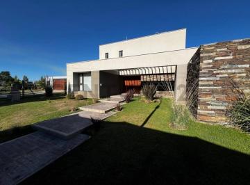 Casa · 493m² · 10 Ambientes · 2 Cocheras · Importante Casa en Barrio Privado El Envero, Las Compuertas. Lujan de Cuyo