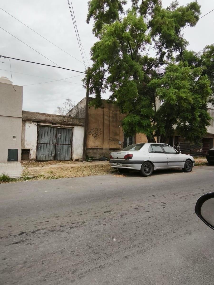 Venta excelente lote para departamentos o hacer tu casa! con construcción a demoler