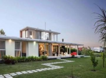 Casa · 180m² · 4 Ambientes · 5 Cocheras · Casa en Venta - 3 Dorm. 3 Baños - Tigre