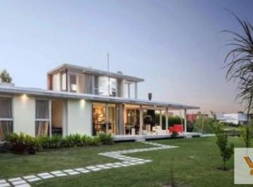Casa · 180m² · 4 Ambientes · 5 Cocheras · Casa en Venta - 3 Dorm. 3 Baños - Tigre