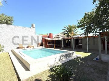 Quinta vacacional · 47m² · 2 Ambientes · 2 Cocheras · Inversión Inteligente: Quincho con Pileta en Barrio El Cruce
