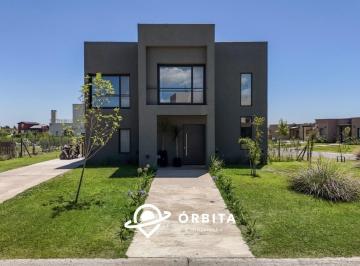 Casa · 140m² · 4 Ambientes · 3 Cocheras · Casa en Venta en San Sebastian, Área 7 con Vista a La Laguna