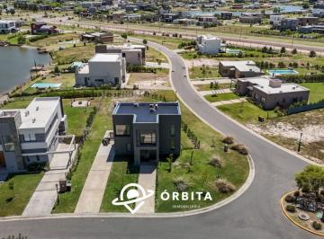 Casa · 140m² · 4 Ambientes · 3 Cocheras · Casa en Venta en San Sebastian, Área 7 con Vista a La Laguna