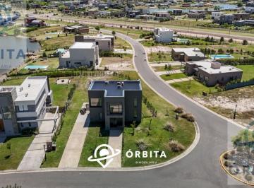 Casa · 140m² · 4 Ambientes · 3 Cocheras · Casa en Venta en San Sebastian, Área 7 con Vista a La Laguna