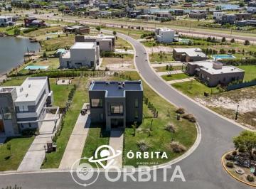 Casa · 140m² · 4 Ambientes · 3 Cocheras · Casa en Venta en San Sebastian, Área 7 con Vista a La Laguna
