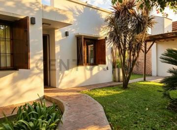 Casa · 134m² · 4 Ambientes · 3 Cocheras · Casa en Venta en Gonnet de 3 Dorm.
