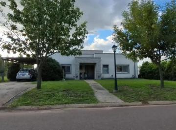 Casa · 197m² · 5 Ambientes · Excelente Casa en Venta en Santa Guadalupe