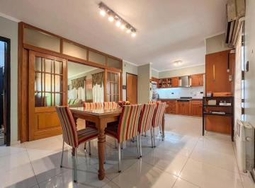 Casa · 223m² · 8 Ambientes · 2 Cocheras · Venta | Permuta - Casa de 3 Dorm. - Alvear, Rosario - Apta Crédito.