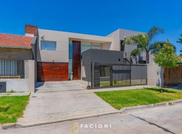 Casa de 5 ambientes, Mar del Plata · Chalet de Categoría en Zona Residencial de Mar del Plata – 3 Dorm., Parque y Piscina