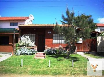 Casa · 180m² · 6 Ambientes · 2 Cocheras · Casa en Venta - 4 Dorm. 2 Baños - 450 m² - Mar del Tuyú