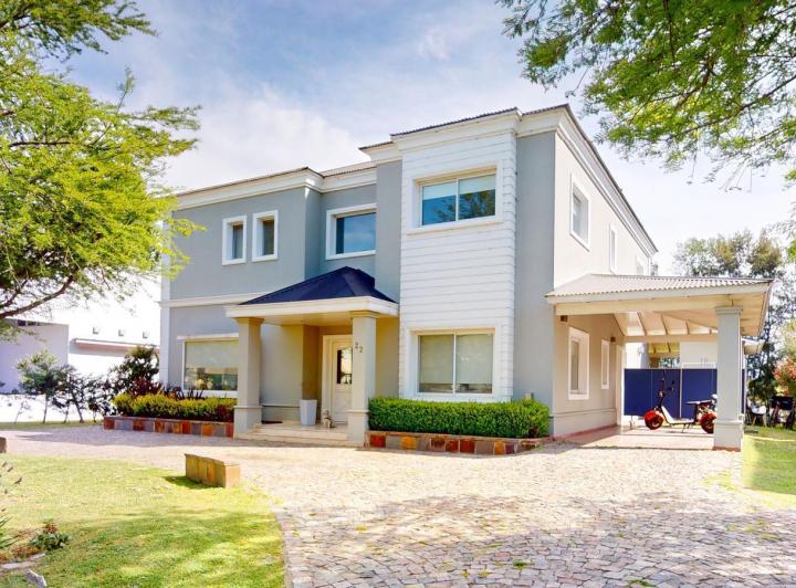 Casa · 342m² · 5 Ambientes · 2 Cocheras